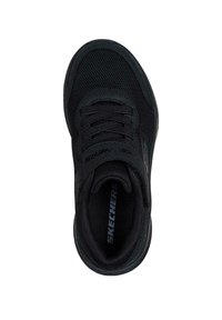 Zapato deportivo negro hecho de malla y materiales sintéticos, con un cuello acolchado, puntera redonda y cordones para un ajuste seguro.