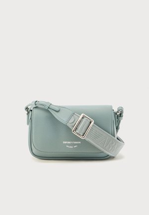 Φωτεινό γαλάζιο τσοχωτό δερμάτινο τσαντάκι Emporio Armani με ρυθμιζόμενο υφασμάτινο ιμάντα και ασημί αγκράφα.