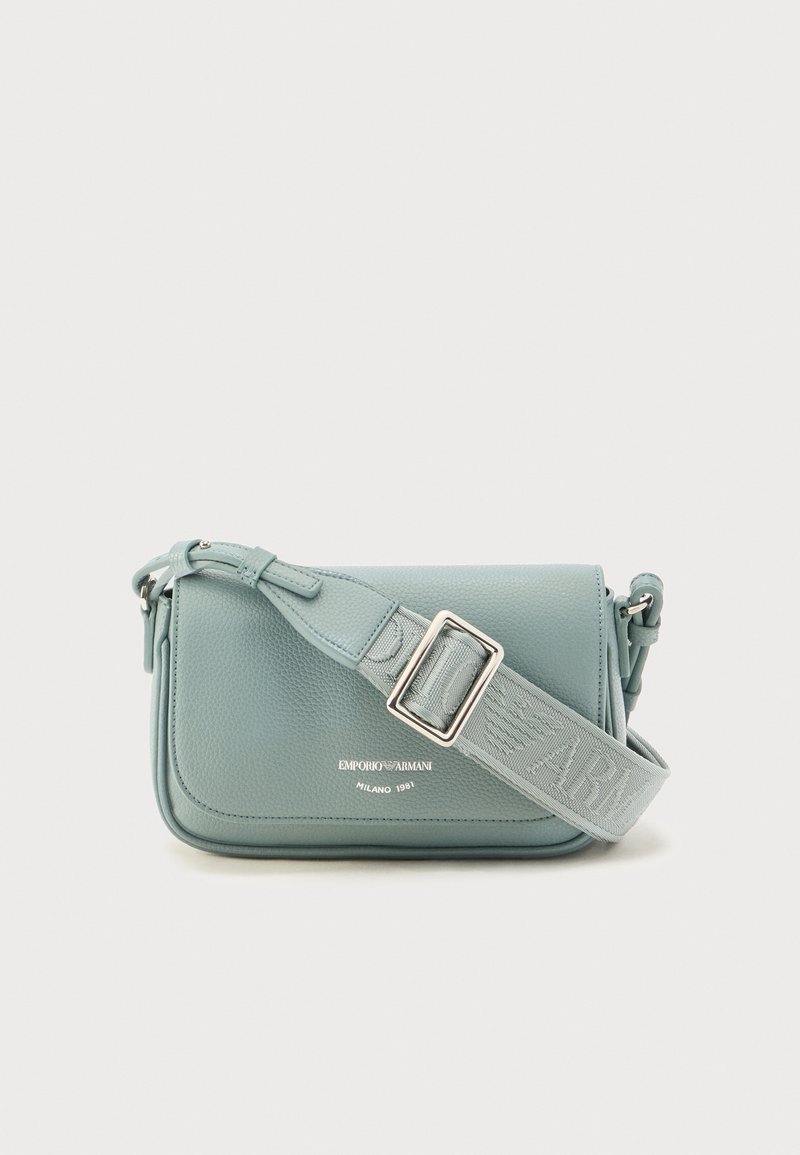 Φωτεινό γαλάζιο τσοχωτό δερμάτινο τσαντάκι Emporio Armani με ρυθμιζόμενο υφασμάτινο ιμάντα και ασημί αγκράφα.