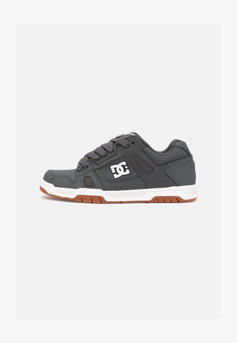 Hallide halliga sneakers, millel on nahast ülemine osa, valge vahesein, pruun kummist välispind ja perforatsioonid. Külgedel on logo ja tekstuuriga paelad.