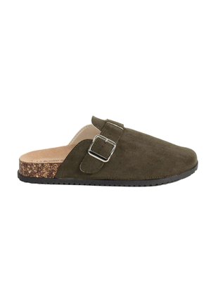 Mule en daim vert olive à enfiler avec boucle argentée ajustable, semelle intérieure en liège, doublure beige et semelle extérieure en caoutchouc noir texturé.