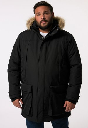 Parka negra con capucha forrada de piel sintética, que cuenta con dos bolsillos frontales, un cierre de cremallera y un tejido ligero. Corte casual y diseño cálido.