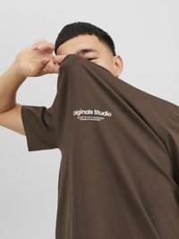 Jack & Jones JORVESTERBRO CREW NECK - T-shirts med print - chocolate brown