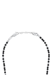 Collar de cuentas negras con acentos hexagonales de plata y un cierre de langosta. Presenta una mezcla de formas esféricas brillantes y geométricas metálicas.