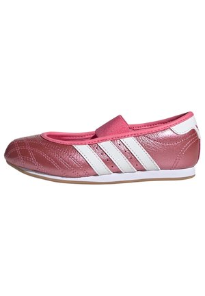 Różowe skórzane trampki Mary Jane z białymi paskami i elastycznym paskiem, płaską podeszwą i przeszywanymi ozdobnymi wzorami.