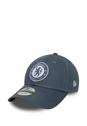 Casquette du Chelsea Football Club en tissu bleu foncé, avec un patch logo blanc représentant un lion à l'avant et une visière courbée.