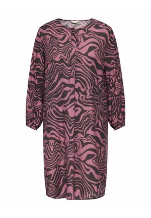 Luźna sukienka w różowo-czarny falisty wzór, długie rękawy z elastycznymi mankietami, okrągły dekolt, lekki materiał.