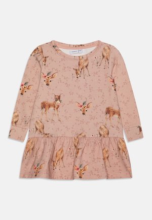 Robe rose à manches longues pour tout-petit avec un ourlet froncé, décorée d'illustrations ludiques de faons portant des couronnes de fleurs et entourées de motifs subtils de feuilles.