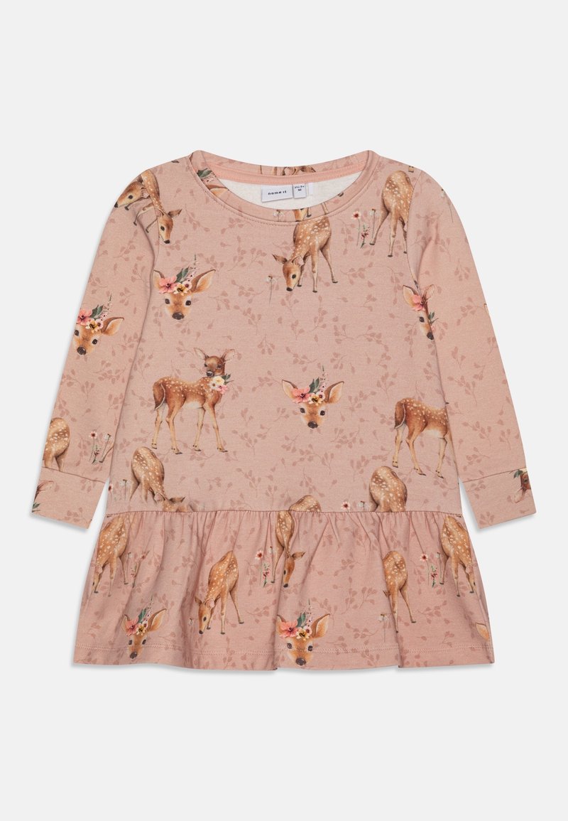 Robe rose à manches longues pour tout-petit avec un ourlet froncé, décorée d'illustrations ludiques de faons portant des couronnes de fleurs et entourées de motifs subtils de feuilles.
