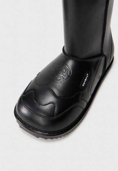 Stivale impermeabile nero in pelle texturizzata, con punta rotonda, design in rilievo sottile e suola in gomma resistente con motivo antiscivolo.