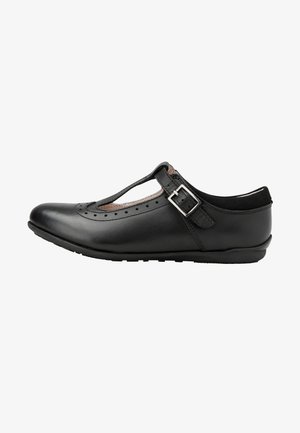 Černá kožená bota s prořezávaným designem, T-páskem a nastavitelnou stříbrnou sponou. Obsahuje brogue perforace na špičce a okraji. Plochá podrážka.