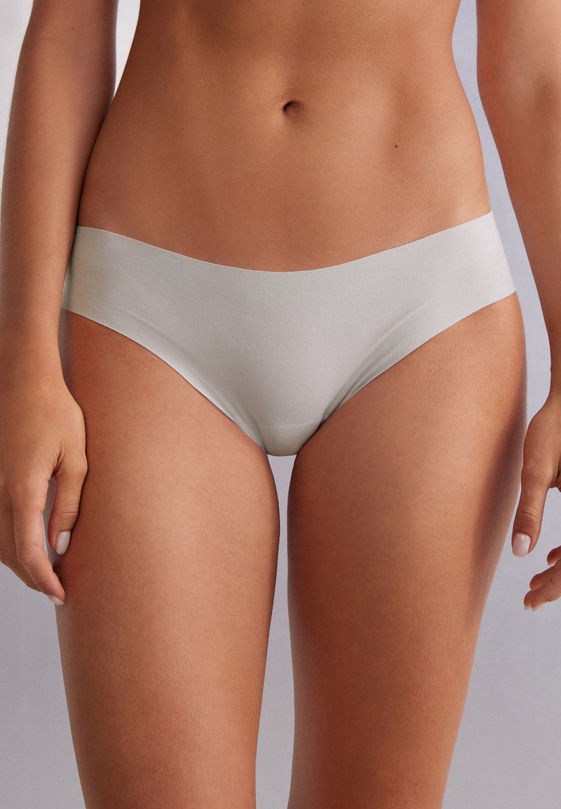 Sous-vêtements hipster gris clair en tissu doux et sans coutures visibles. Conçus pour un minimum de recouvrement et un maximum de confort.