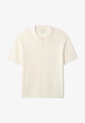 Wit, kortärmelig geribd gebreid poloshirt met twee knopen en een platte kraag, plat gelegd op een witte achtergrond.