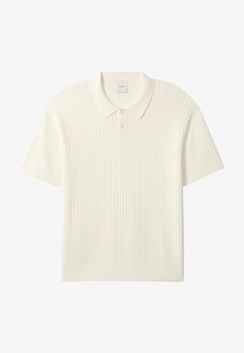 Polo blanc à manches courtes en maille côtelée avec deux boutons et col plat, posé à plat sur fond blanc.