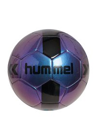 Piłka nożna rozmiaru 5 o błyszczącym fioletowo-niebieskim wzorze, z czarnymi sześciokątnymi łatami i logo "hummel" w pogrubionych czarnych literach.