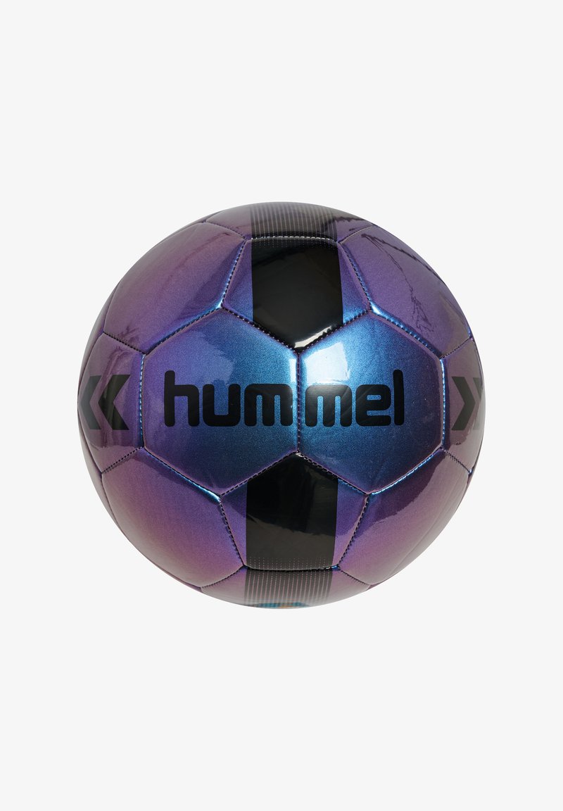 Piłka nożna rozmiaru 5 o błyszczącym fioletowo-niebieskim wzorze, z czarnymi sześciokątnymi łatami i logo "hummel" w pogrubionych czarnych literach.