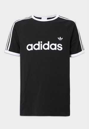 Zwart katoenen T-shirt met een wit Adidas-logo, drie witte strepen op de schouders en een witte bies bij de halslijn en mouwen.