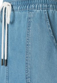 Lichtblauwe denimshorts met een elastische tailleband, verstelbaar koord en zijzakken, met fijne stiksels en een zachte textuur.