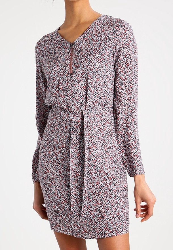 Robe fleurie en tissu léger, avec un décolleté en V, des manches longues, une ceinture à nouer à la taille et un motif multicolore avec des accents rouges et bleus.