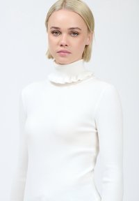 Witte geribde turtleneck trui met een ruchesnek, met een slim fit en lange mouwen. Glad textuur en lichtgewicht materiaal.