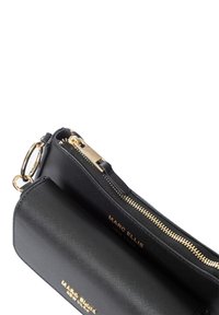 Schwarze trendige Schultertasche aus Kunstleder mit goldfarbenem Reißverschluss, die über eine strukturierte Oberfläche und ein Logo-Detail verfügt. Das Innere ist geräumig und hat ein glattes Futter.