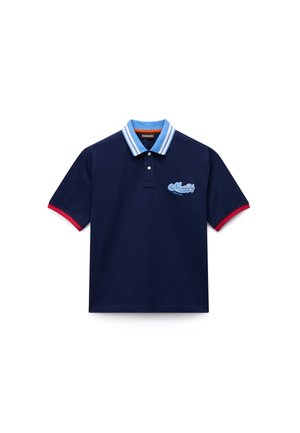 Tricou polo bleumarin cu guler în dungi albastre și albe. Are accente roșii pe mâneci și un logo brodat pe pieptul stâng.