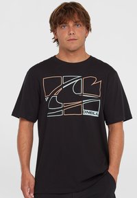 Sort bomulds t-shirt med et geometrisk grafisk tryk i orange og lyseblå. Rund halsudskæring og korte ærmer. Casual pasform.