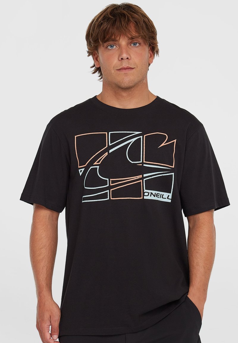 Sort bomulds t-shirt med et geometrisk grafisk tryk i orange og lyseblå. Rund halsudskæring og korte ærmer. Casual pasform.