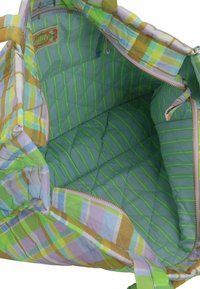 Borsa trapuntata con un esterno a quadri colorati in giallo, verde e blu; interno a strisce verdi; presenta una cerniera superiore e due manici.