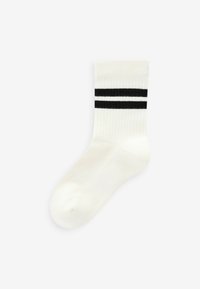 Weißer Socken aus weichem Material, mit gerippter Textur und zwei schwarzen horizontalen Streifen nahe der Oberkante. Standard Crew-Höhe.