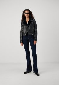 Vero Moda Tall VMHAILEY JACKET - Dirbtinės odos striukė - black