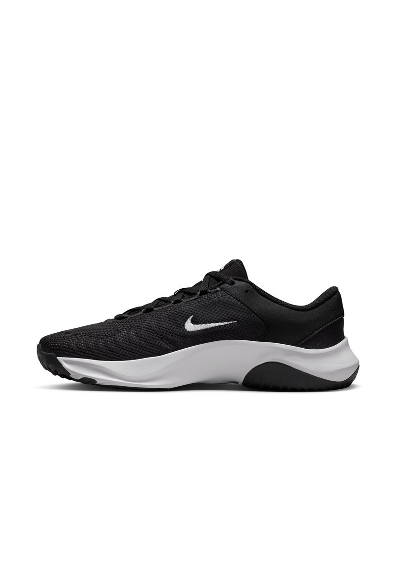 Čierne atletické topánky s vrchnou časťou z sieťoviny, bielym logom Nike, zaoblenou špičkou, polstrovanou podrážkou a štruktúrovanou spodnou časťou pre lepšiu priľnavosť.