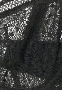 Zwart kant met ingewikkelde bloemen- en geometrische patronen, met een zachte en delicate textuur die verschillende draaddiktes accentueert.