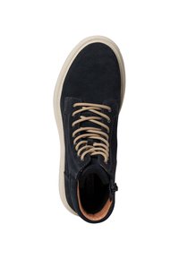 Chaussure montante en suede marine avec des lacets beige, bout rond, col rembourré et semelle claire contrastante. Présente une fermeture éclair sur le côté.