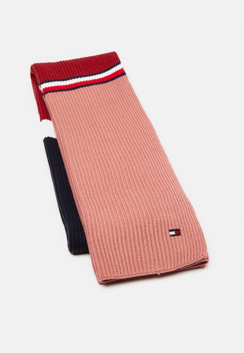 Écharpe en maille côtelée pliée avec devant rose, dos bleu marine, bord supérieur rouge, rayures blanches et bleues marines, et petit logo rectangulaire près du bas.