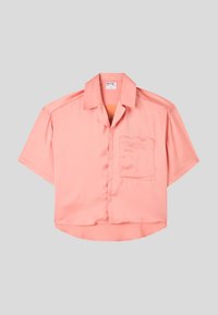 Camicia a maniche corte con colletto di colore corallo chiaro, realizzata in tessuto morbido. Presenta una tasca con bordo superiore ondulato. Design corto.