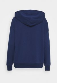 Sudadera azul marino con capucha redondeada, mangas largas y puños y dobladillo acanalados. Textura suave sin logotipos ni patrones visibles.