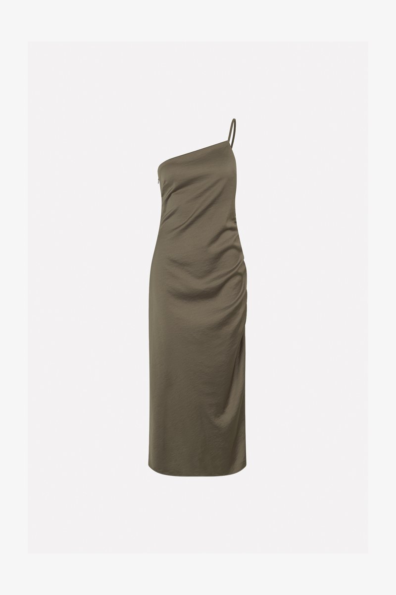 Vestido verde oliva de un solo hombro con silueta ajustada, fruncido en un lado y textura suave hecha de tejido elástico.