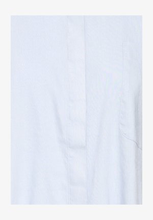 Cămașă albastru deschis, prim-plan care arată fenta frontală cu nasturi și buzunarul pieptului cu o textură subtilă a materialului.