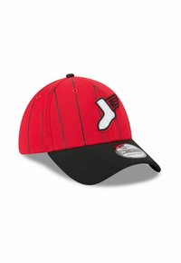 Rote Baseballkappe mit schwarzen Streifen, schwarzem gebogenem Schirm und einem weißen Sockenlogo-Patch auf der Vorderseite.