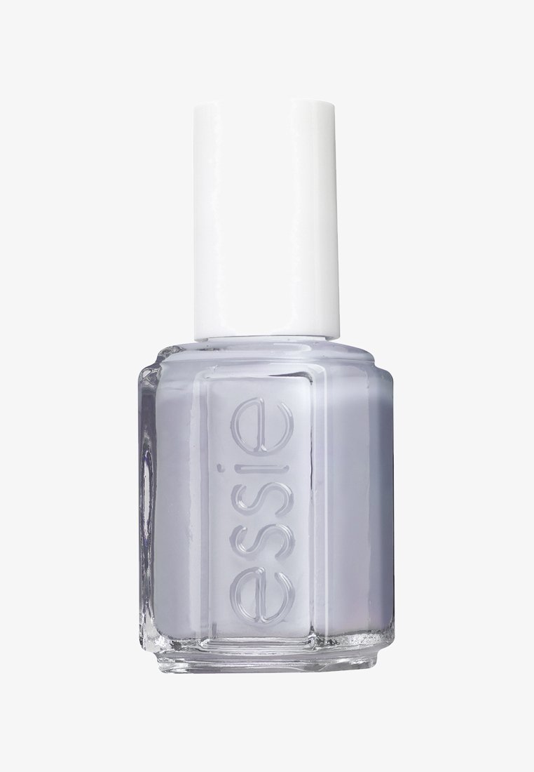 Lo smalto Essie in una bottiglia di vetro trasparente con un tappo bianco, presenta una tonalità lavanda chiara e una finitura liscia e lucida. Branding chiaro sul lato.