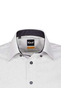 Camicia bianca con motivo a quadri, dettagli blu navy sul colletto e bottoni neri. L'etichetta recita "Kauf Modern Fit" con tag della taglia 38.