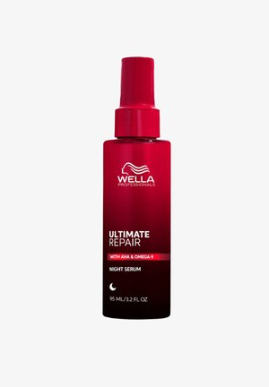 Rode plastic sprayfles met een pompkraan. Etiket bevat "Wella Professionals," "Ultimate Repair," en "Night Serum," met een inhoud van 95 ml.