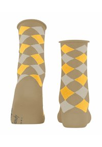 Beige Socken mit einem Rautenmuster in Gelb und Grau; gerippter Bund oben; glatte Textur.