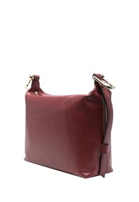 Borsa rettangolare in pelle color bordeaux con cerniera superiore e tracolla rimovibile con accessori in metallo argentato a forma di anello.