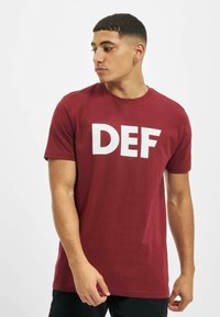 DEF HER SECRET - Trükipildiga T-särk - burgundy