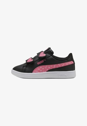 Sneaker Puma nera con fasce in velcro rosa a forma di cuore e una striscia laterale rosa decorata con piccoli cuori su una suola bianca.
