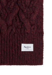 Burgunderstrikket beanie med et struktureret kabelmønster, der har et hvidt stofmærke med teksten "Pepe Jeans London" i blå. 