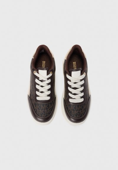 Bruna sneakers med logomönster, övre i texturerat läder, vita snören och beige detaljer på sulan och hälen. Guld detaljer.