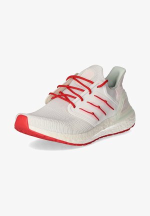 Chaussure de course blanche avec semelle rouge, lacets rouges et semelle intermédiaire blanche, dotée d'une tige en maille et d'une cage latérale en plastique de soutien.